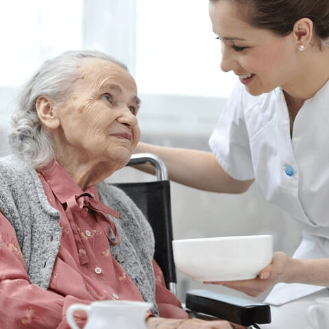 Chăm sóc người cao tuổi - Yên tâm với người giúp việc